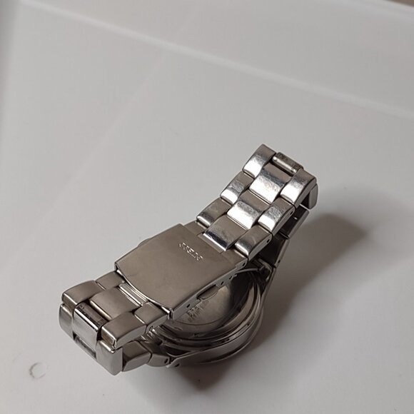 Very Nice 6 Inch Silver Tone Guess Watch - Picture 8 of 11